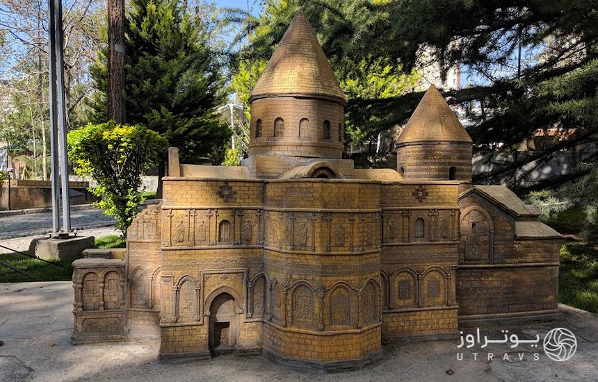 مجسمه‌های چوبی در باغ موزه هنر ایرانی